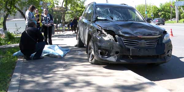 В Нижнем Новгороде иномарка въехала в остановку с людьми