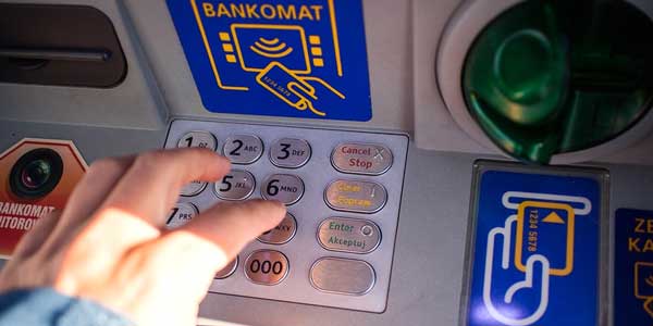 За сутки жертвами мошенничеств с банковскими картами стали трое дзержинцев