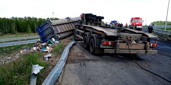 На Южном Обходе опрокинулся перевозчик ТБО