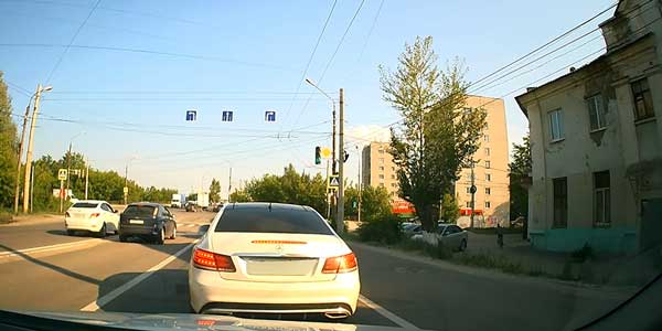 В Дзержинске иномарка грубо нарушила правила дорожного движения