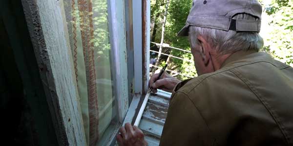 В Дзержинске продолжаются работы по остеклению окон в квартирах горожан