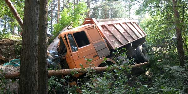 На выезде из Решетихи КамАЗ улетел в кювет