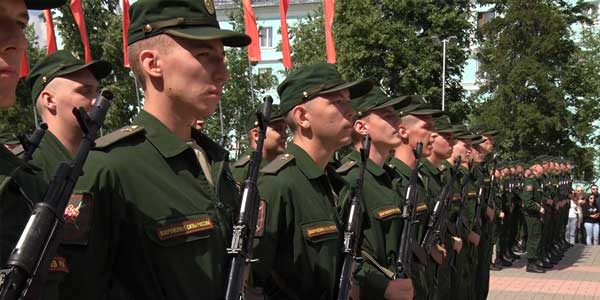 В Дзержинске присяга на верность Родине впервые прошла на площади Героев