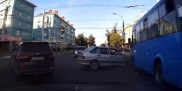 В Дзержинске «Лада» и маршрутка не поделили перекресток. Пострадали женщина и ребенок