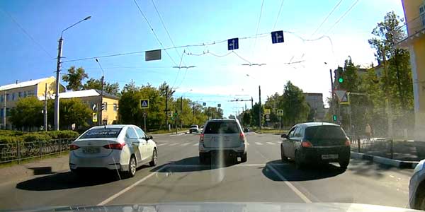 В Дзержинске водитель заснял хамское поведение таксиста на дороге