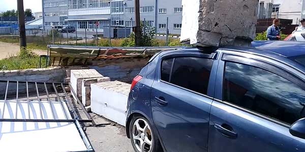 В Дзержинске сильный ветер повалил забор на автомобили