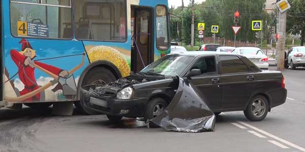 В Дзержинске «Лада» врезалась в маршрутку