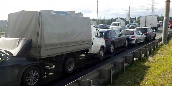 «Паровоз» из разбитых машин образовался на Мызинском мосту после массовой аварии