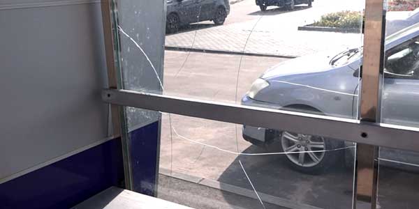 «Космический шедевр» дал трещину. В Дзержинске разбили автобусную остановку
