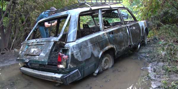 Угнали, бросили, сожгли. В гаражах на Октябрьской в Дзержинске сожгли ВАЗовскую «четверку»