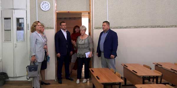 Пап - в родительский комитет! Комиссия из области пообщалась с родителями дзержинских школьников