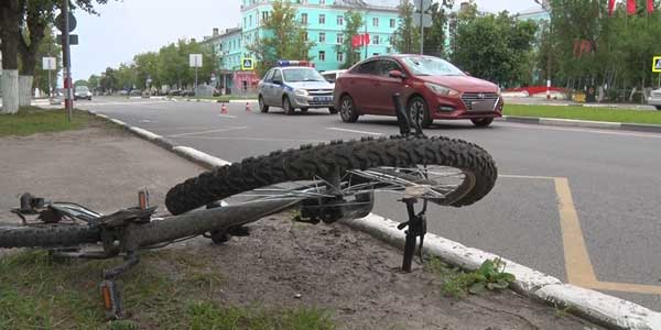 На проспекте Ленина водитель иномарки сбил велосипедиста
