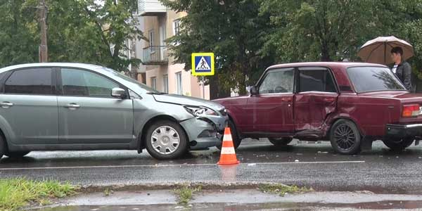 В Дзержинске на проспекте Ленина «Жигули» помяли «Форд»