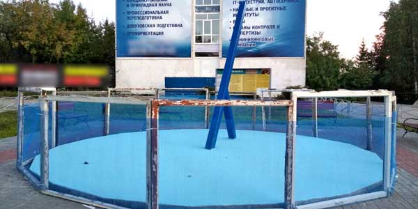Еще красивее. В Дзержинске солнечные часы обнесли забором