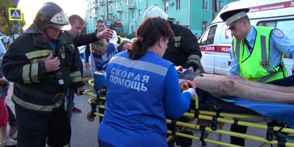 Не удалась прогулка. В Дзержинске у Дома со шпилем автоледи на «Рено» сбила мужчину
