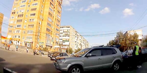 На перекрестке Чкалова — Чапаева столкнулись внедорожник и легковушка