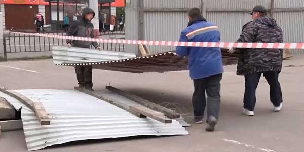 Около торгового центра «Союз» в Дзержинске начали возводить забор