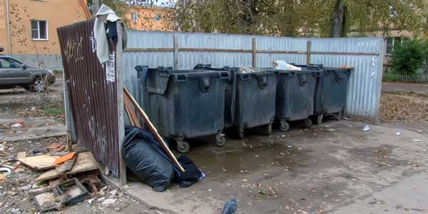 Жители Дзержинска выносят мусор ночью