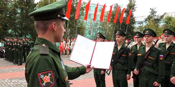 Две клятвы. В Дзержинске солдаты и юнармейцы присягнули на верность Отечеству