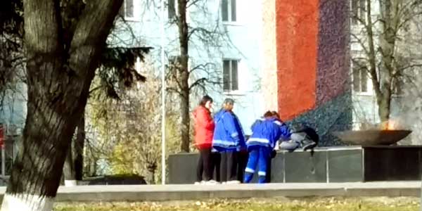 Где теплее, там и ляжем. В Дзержинске на площади Героев бездомный грелся у Вечного огня