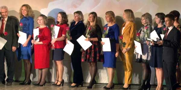 Спасибо за любовь и знания! В Дзержинске поздравили учителей