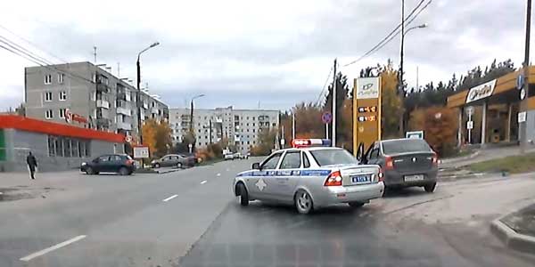 Дзержинский водитель грубо нарушил ПДД на глазах экипажа ДПС