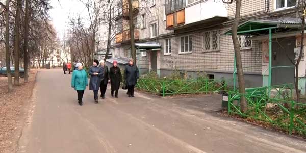 По инициативе жителей. Двор дома №16 по проспекту Ленинского Комсомола в Дзержинске отремонтировали