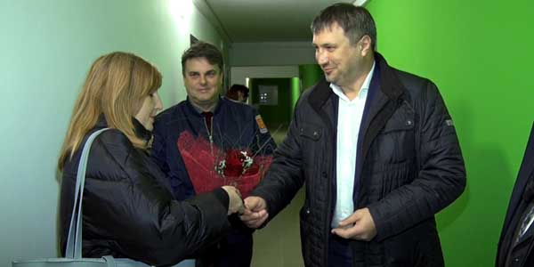 Долгожданное новоселье. В Дзержинске семьи из аварийного дома получили ключи от новых квартир