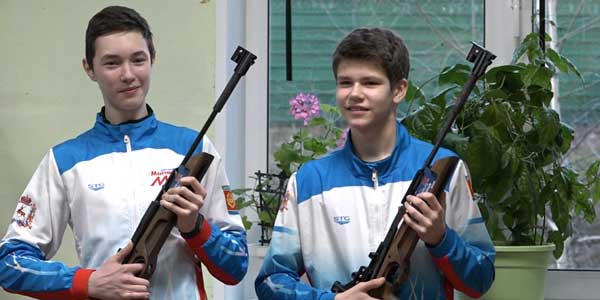Вооружил биатлонистов. Глава Дзержинска подарил спортсменам винтовку