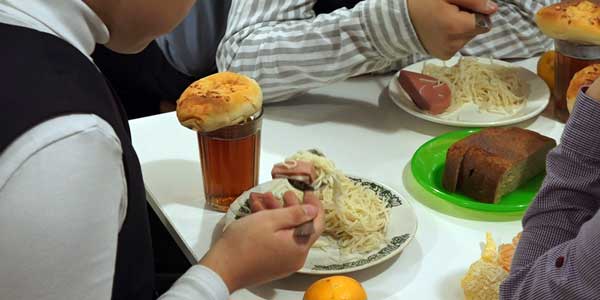 Макароны с колбасой и компот. Чем питаются дети в дзержинских школах?