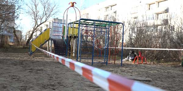 А получилось, как всегда. В поселке Решетиха рядом с Дзержинском монтируют детскую площадку, жители недовольны