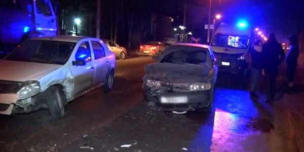 В Дзержинске в ночном столкновении двух легковушек пострадал пассажир такси
