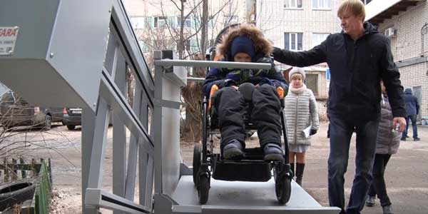 Невозможное возможно. Электроподъемник установили в доме дзержинского мальчика-инвалида