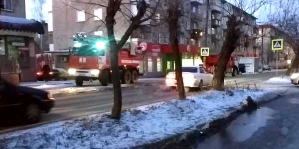 Непонятная история. Воскресным вечером пятиэтажку в Дзержинске взяли в кольцо пожарные