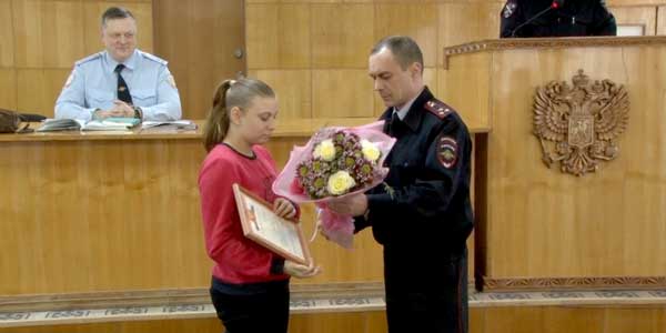 Смелый поступок. Жительниц Дзержинска наградили за поимку преступников