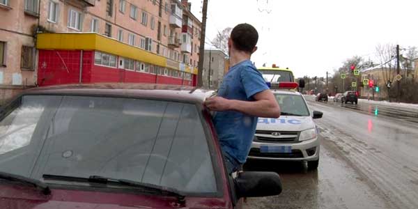 Агрессоры на дорогах. Дзержинские инспекторы ДПС за неадекватное вождение задержали водителя-наркомана