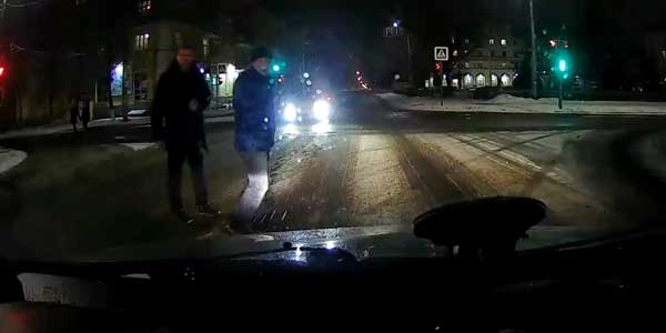 Мы вдвоем идем напролом… Очень часто дзержинцы переходят дорогу на красный свет