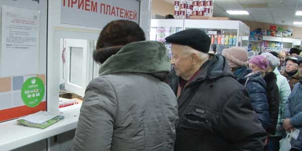 Испытание на стойкость. В Дзержинске люди часами стоят в очереди, чтобы оплатить услуги ЖКХ