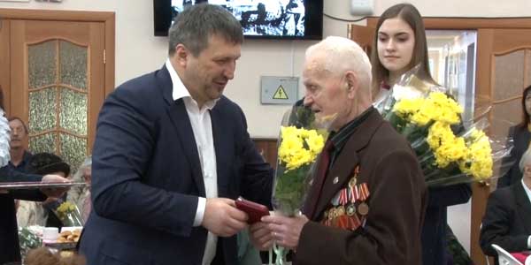 Накануне 75-летия Победы. В Дзержинске сегодня торжественно вручали юбилейные медали