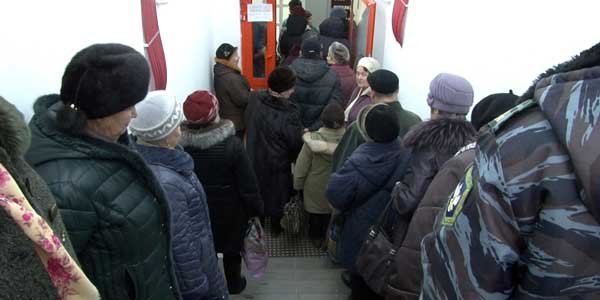 Километровые очереди. Дзержинцы штурмуют пункты по приему коммунальных платежей