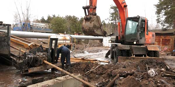 «Прокол» под дорогой. Специалисты дзержинского водоканала проложили канализацию под железнодорожным полотном
