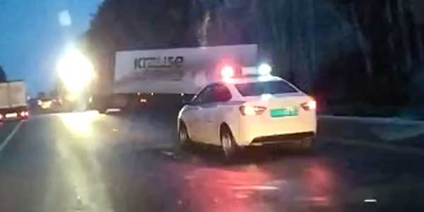 Сорванный рейс. На Кстовской трассе большегруз съехал в кювет