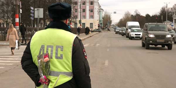 Цветы вместо штрафа. Сотрудники ГИБДД Дзержинска поздравили автоледи с Международным женским днем