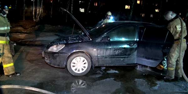Горящий изнутри. В Дзержинске на Пушкинской огнеборцы тушили припаркованный автомобиль