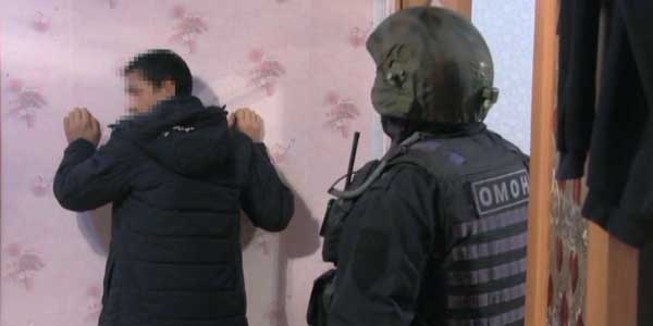 Конспирация не помогла. Скрывающихся в деревне кредитных мошенников брали силой