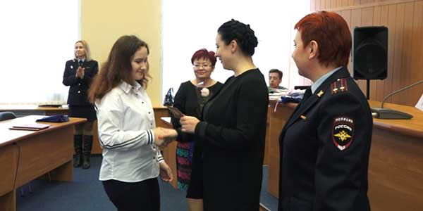 Смотрите, завидуйте, я — гражданин. В торжественной обстановке дзержинским школьникам вручили паспорта