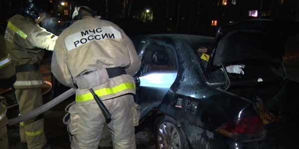 Вспыхнул в секунду. В дзержинском дворе горел легковой автомобиль