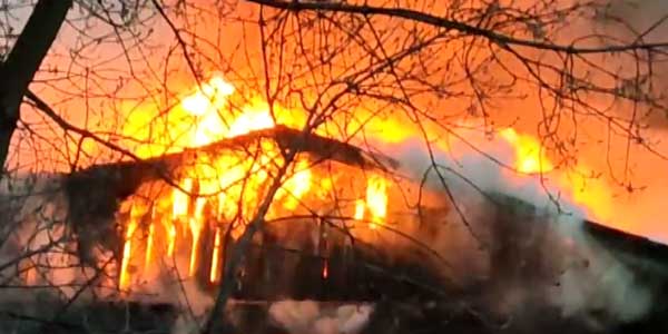 Разрушительный огонь. Два нежилых дома сгорели в Нижнем Новгороде
