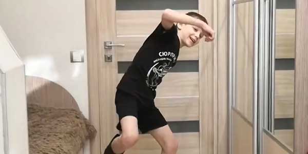 Сидим дома. Дзержинцы на самоизоляции. Танцуют все!