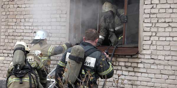 Пожары с эвакуацией. Полыхающий мусор и кровать тушили огнеборцы в Дзержинске